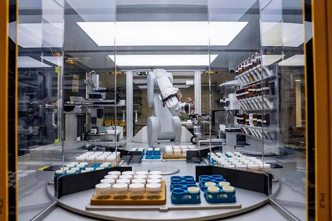 기사의 이해를 돕기 위한 자료 사진. 미국 로렌스버클리국립연구소의 자율실험실 'A-Lab'에서 로봇이 소재 합성 실험을 수행하고 있다. A-Lab은 AI와 로봇을 결합해 실험 설계부터 합성·분석까지 자동화한 연구시설이다. Marilyn Sargent/Berkeley Lab 제공