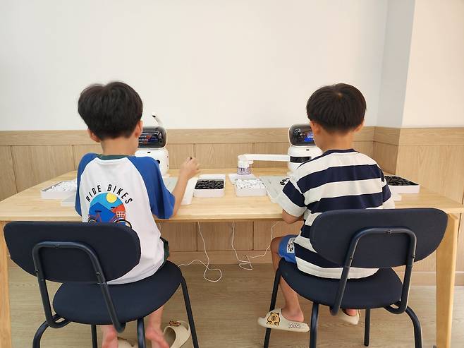 4일 오후 3시쯤 서울 영등포구의 한 바둑학원에서 방학을 맞은 초등학생들이 짝을 지어 대국을 벌이고 있다./임예지 인턴기자