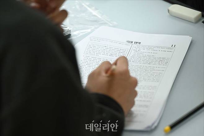 2026학년도 대학수학능력시험(수능)이 치러진 날 서울 종로구 경복고등학교에 마련된 고사장에서 수험생이 시험을 준비하고 있는 모습. ⓒ사진공동취재단