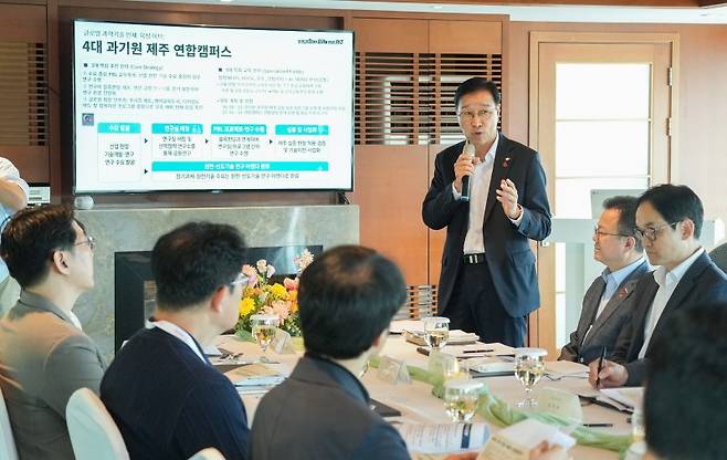 위성곤 제주특별자치도지사가 11일 ACM SIGKDD 2026 코리아데이 참석 기업 관계자들과 가진 오찬 간담회에서 ‘4대 과기원 제주 연합캠퍼스’ 등 제주 AI 산업 육성 구상을 설명하고 있다. /사진=제주특별자치도 제공