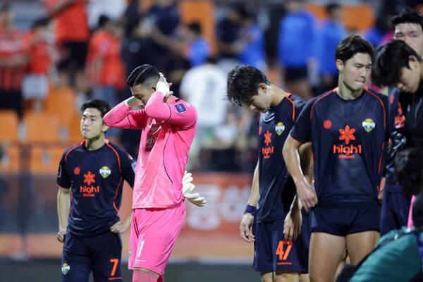 박청효 등 강원FC 선수들이 11일 강릉종합운동장에서 열린 아시아축구연맹(AFC) 챔피언스리그 엘리트 플레이오프에서 감바 오사카에 진 뒤 아쉬워하고 있다. 한국프로축구연맹 제공