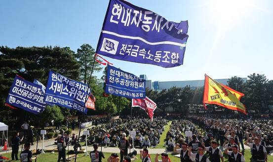 지난 5월13일 현대자동차 울산공장 본관 앞 잔디밭에서 노조가 올해 임금협상 투쟁 출정식을 열고 있다. [사진=연합뉴스]