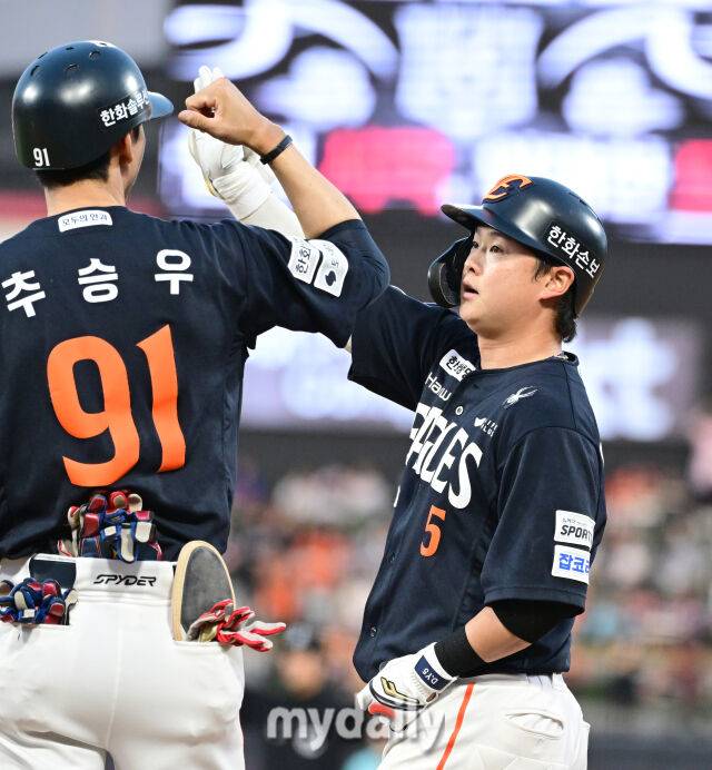 2026년 5월 15일 오후 경기도 수원KT위즈파크에서 열린 '2026 신한 SOL KBO리그' 한화 이글스와 KT 위즈의 경기. 한화 이도윤이 4회초 선두타자 안타를 친 뒤 기뻐하고 있다./마이데일리