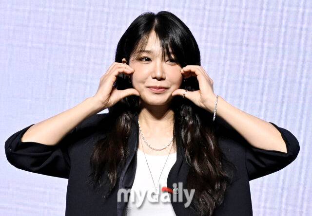 가수 정은지가 6일 오후 서울 삼성동 슈피겐홀에서 진행된 다섯 번째 미니앨범 ‘썸머, 아이(Summer, I)’ 발매 기념 기자간담회에서 포토타임을 갖고 있다. / 송일섭 기자(andlyu@mydaily.co.kr)