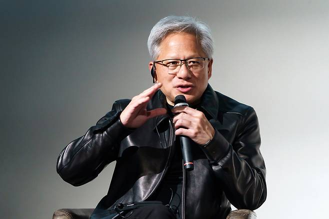 지난달 16일 일본 도쿄에서 젠슨 황 엔비디아 최고경영자(CEO)가 후지쯔, 화낙, 야스카와전기, 가와사키중공업의 대표들과 함께 공동 기자회견을 하고 있다. [게티이미지]