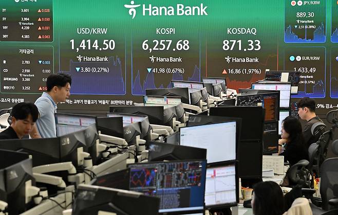 11일 코스피 지수가 장 초반 낙폭을 키우며 약세를 이어가고 있다. 반면 하락 출발했던 코스닥은 개인 매수세가 유입되면서 2%대 상승 전환했다. 이날 오전 서울 중구 하나은행 딜링룸 전광판에 원/달러 환율, 코스피, 코스닥 지수가 표시되어 있다. 임세준 기자