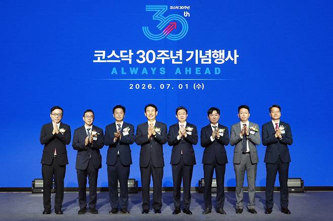주요 참석자들이 지난 7월1일 서울 여의도 콘래드호텔에서 열린 ‘KOSDAQ CONNECT 2026’ 코스닥시장 개설 30주년 기념행사에서 기념촬영을 하고 있다. 왼쪽부터 김세완 자본시장연구원장, 송병준 벤처기업협회장, 오기형 코리아프리미엄 K-자본시장특별위원회 위원장, 정은보 한국거래소 이사장, 이억원 금융위원장, 이동훈 코스닥협회장, 김학균 한국벤처캐피탈협회장, 황선오 금융감독원 부원장. [한국거래소 제공]