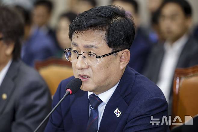 [서울=뉴시스] 정병혁 기자 = 김성환 기후에너지환경부 장관이 11일 서울 여의도 국회에서 열린 기후에너지환경노동위원회 전체회의에서 질문에 답하고 있다. 2026.08.11. jhope@newsis.com