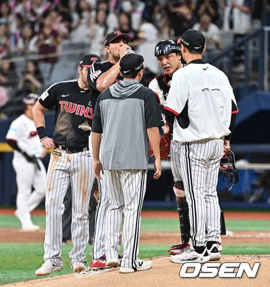 [OSEN=고척, 박준형 기자] 11일 오후 서울 고척스카이돔에서 2026 신한 SOL KBO리그 키움 히어로즈와 LG 트윈스의 경기가 진행됐다.이날 경기에는 키움은 안우진을, LG는 카라스코를 선발투수로 내세웠다.5회말 LG 선발투수 카라스코가 마운드 방문한 김광삼 코치와 이야기를 나누고 있다.        2026.08.11 / soul1014@osen.co.kr