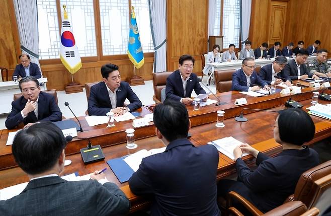 이재명 대통령이 10일 청와대에서 메가프로젝트 민관합동 제2차 점검회의를 주재하고 있다. 청와대통신사진기자단