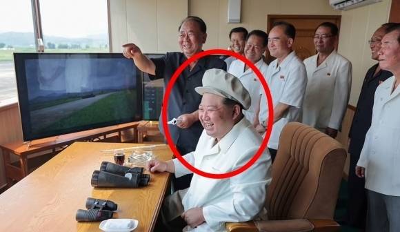 김정은 북한 국무위원장이 지난 2024년 8월 24일 국방과 학원 무인기연구소를 방문해 자폭형 무인공격기(드론) 타격 시험을 현지지도했다고 26일 노동신문이 보도했다. 연합뉴스