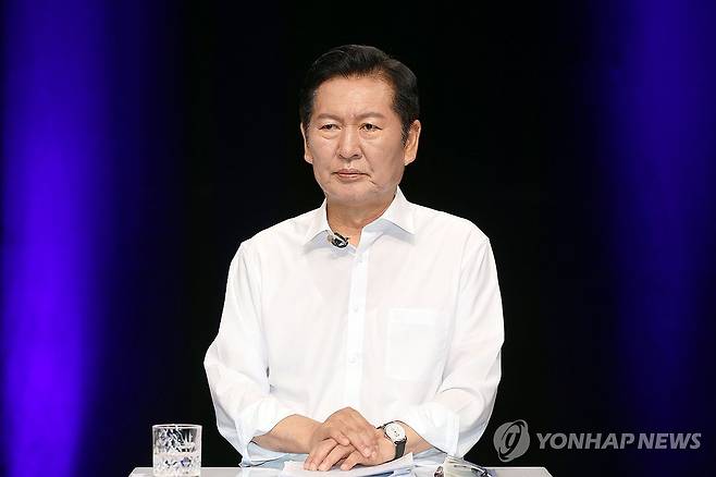 토론회 앞둔 정청래 당 대표 후보 (전남광주=연합뉴스) 민현기 기자 = 더불어민주당 정청래 당 대표 후보가 10일 오후 전남광주 서구 KBC에서 열린 TV 토론회를 준비하고 있다. 2026.8.10 mhk0226@yna.co.kr