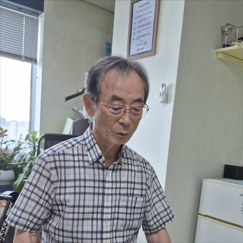 연합뉴스와 인터뷰 중인 안동만 전 소장 [윤근영 기자 촬영]