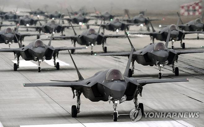 '엘리펀트 워크' 훈련 중인 F-35A 스텔스 전투기들 사진은 2022년 3월 한국 공군기지에서 진행된 '엘리펀트 워크(Elephant Walk)' 훈련에 참여한 F-35A들로 한국 공군이 미국에서 도입해 운용 중인 전투기들이다
[국방부 제공]