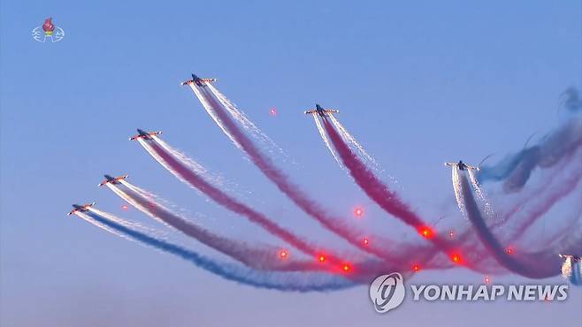 전승절에 곡예 비행하는 북한 전투기들 2022년 7월 27일 북한 전승절 기념행사에서 북한 전투기들이 곡예비행을 하는 모습
[조선중앙TV 화면]