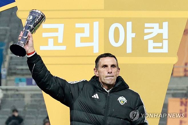 감독상 거스 포옛 (서울=연합뉴스) 한종찬 기자 = 6일 오후 서울 마포구 월드컵로 서울월드컵경기장에서 열린 2025 하나은행 코리아컵 시상식에서 감독상을 수상한 전북의 거스 포옛 감독이 기념촬영을 하고 있다. 2025.12.6 saba@yna.co.kr