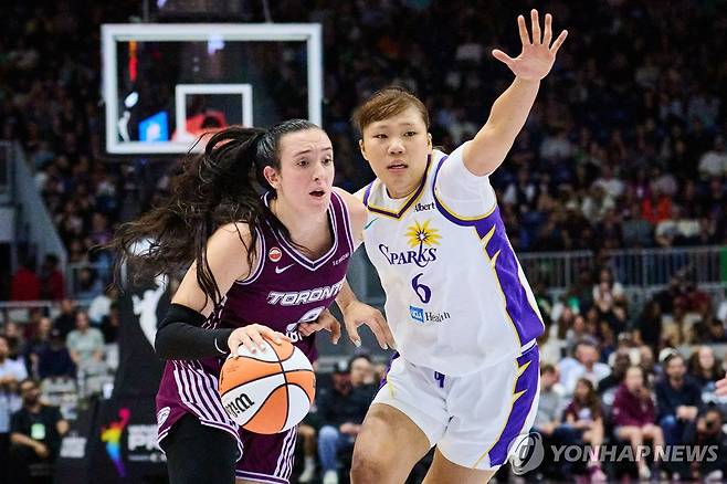박지현(오른쪽)의 이번 시즌 WNBA 경기 모습 [Sammy Kogan/The Canadian Press via AP=연합뉴스 자료사진]