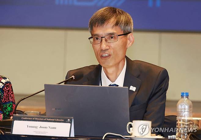 발언하는  남영준 국립도서관 관장 (부산=연합뉴스) 강선배 기자 = 남영준 국립도서관 관장이 11일 부산 해운대구 시그니엘 부산에서 열린 '2026 세계 국립도서관장회의(CDNL)에서 발언하고 있다. 2026.8.11 sbkang@yna.co.kr
