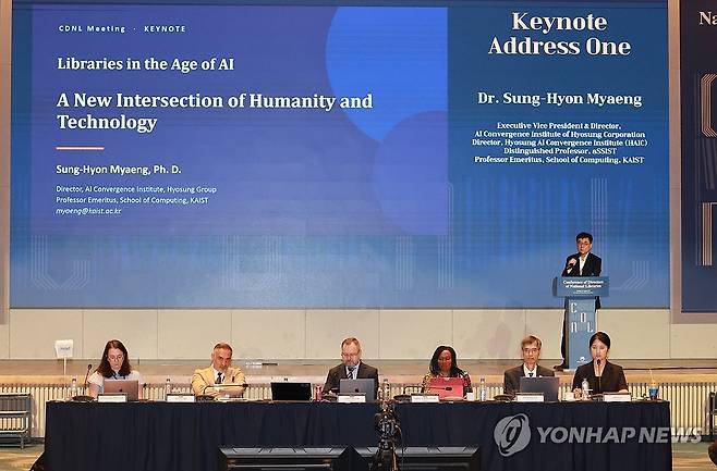 세계 국립도서관장 한자리에…AI 시대 공공성 모색 (부산=연합뉴스) 강선배 기자 = 11일 부산 해운대구 시그니엘 부산에서 '2026 세계 국립도서관장회의(CDNL)'가 열리고 있다. 30여 개국 국립도서관장들이 참석한 이번 회의에서는 인공지능(AI) 시대 국립도서관의 역할과 신뢰할 수 있는 정보환경 조성, 국립도서관의 공공적 책임과 미래 협력 방향 등을 논의한다. 2026.8.11 sbkang@yna.co.kr