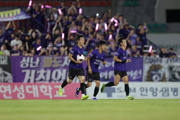 K리그1 FC안양 이창용이 지난 8일 안양종합운동장에서 열린 하나은행 K리그1 2026 22라운드 대전하나시티즌과의 경기에서 득점한 뒤 선수들과 복귀하고 있다. /한국프로축구연맹 제공