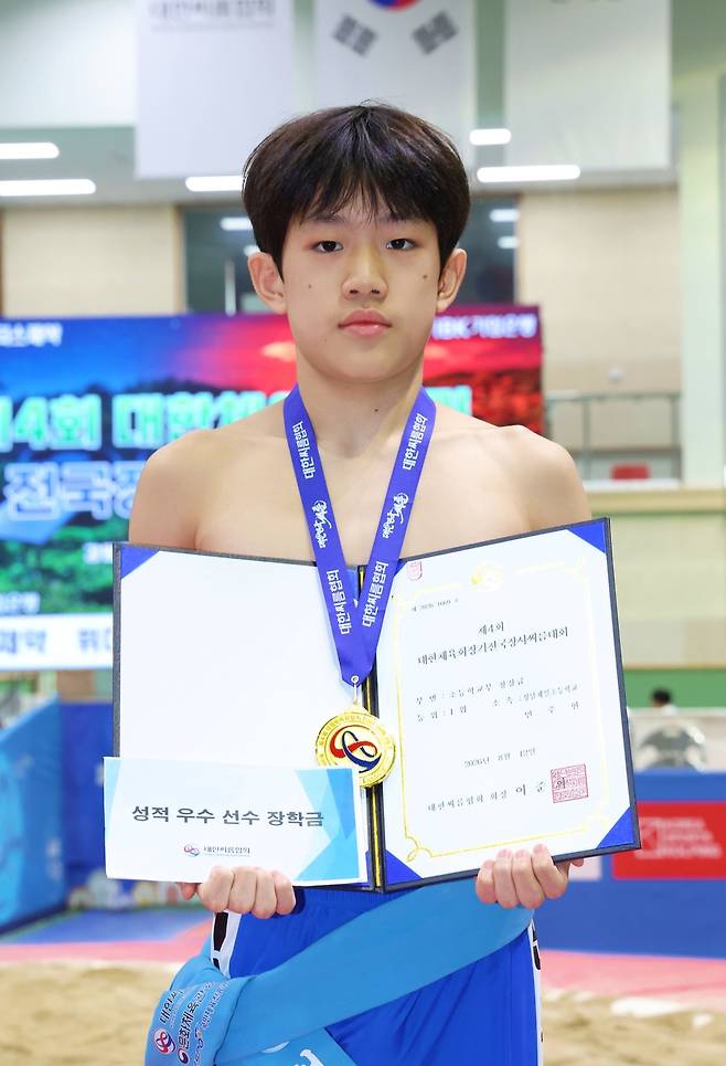 12일 강원도 인제군 원통체육관에서 열린 제4회 대한체육회장기 전국장사씨름대회 초등부 개인전 청장급(50㎏급)에서 우승을 차지한 민주현(성남제일초)이 기념촬영을 하고 있다.