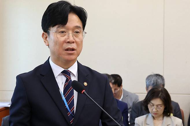 김영훈 고용노동부 장관이 12일 국회 기후에너지환경노동위원회 전체회의에서 업무 보고하고 있다. 연합뉴스