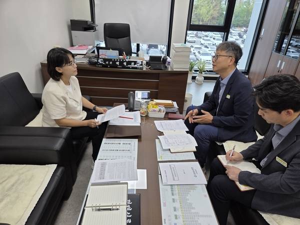 백정원 경남도의원이 12일 의원연구실에서 경남교육청 진로교육과 장학관과 간담회를 열고 있다. /경남도의회