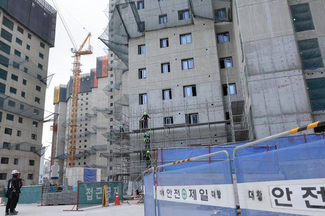5일 오전 인천시 미추홀구 주택 재개발 정비사업 현장 [사진=연합뉴스]&nbsp;