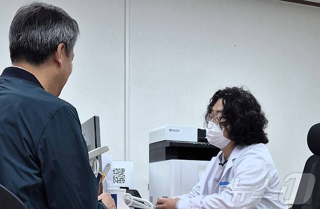경북 지역의 한 공중보건의가 환자를 진찰하고 있다 ⓒ 뉴스1 김대벽 기자