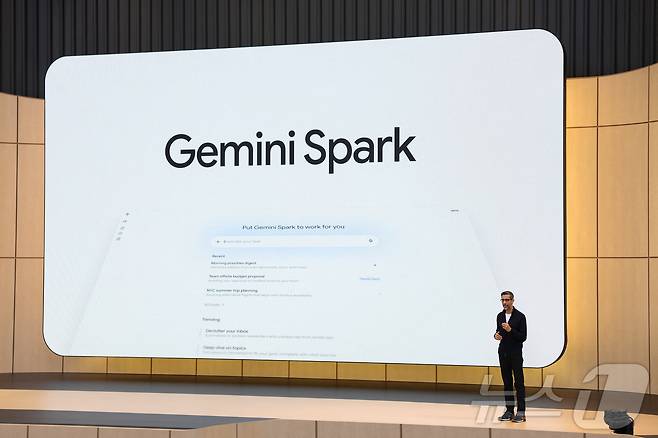 순다르 피차이 구글·알파벳 최고경영자(CEO)가 19일(현지시간) 미국 캘리포니아주 마운틴뷰에서 열린 '구글 I/O 2026' 개발자회의에서 발언하고 있다. 구글은 이날 개인용 인공지능(AI) 에이전트 ‘제미나이 스파크’와 영상 생성 도구, 스마트글래스 등을 공개했다. 2026.05.20. ⓒ 로이터=뉴스1