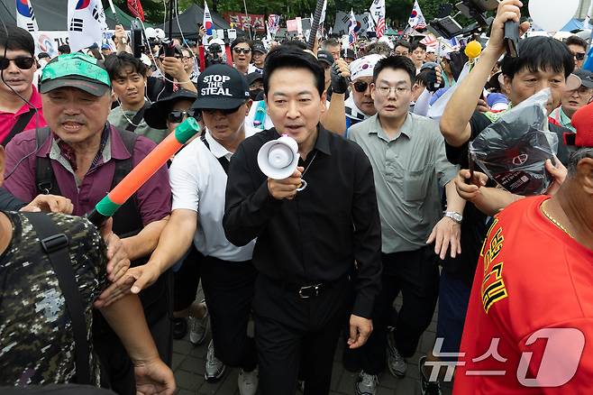 장동혁 국민의힘 대표가 6·3지방선거 이후 한 달 넘게 개표소 봉쇄 시위가 계속되고 있는 17일 오후 서울 송파구 올림픽공원 핸드볼경기장 앞 시위 현장을 찾아 구호를 외치고 있다. 2026.7.17 ⓒ 뉴스1 안은나 기자