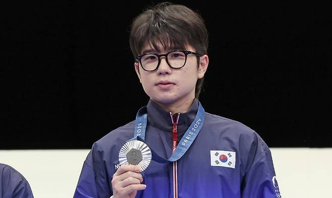 박하준이 2024 파리 올림픽 사격 10m 공기소총 혼성전 은메달을 목에 걸고 기념촬영을 하고 있다. 사진 | 올림픽공동취재단