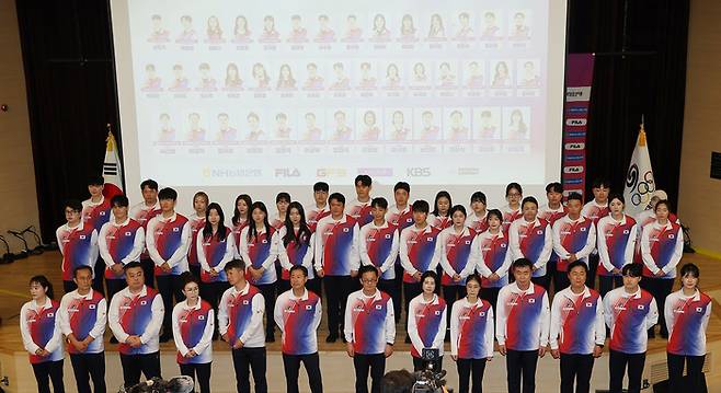 10일 충북 진천 국가대표선수촌에서 열린 제20회 아이치-나고야 아시안게임 사격 미디어데이에서 선수들이 기념 촬영을 하고 있다. 사진 | 진천=연합뉴스