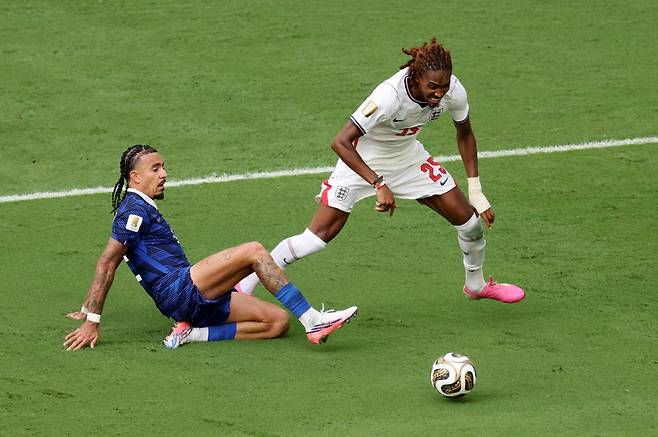 MIAMI GARDENS, FLORIDA - JULY 18: Djed Spence #25 of England is fouled by Malo Gusto #2 of France in the penalty box resulting a penalty kick awarded to England during the FIFA World Cup 2026 Bronze Final between France and England at Miami Stadium on July 18, 2026 in Miami Gardens, Florida.   Jamie Squire/Getty Images/AFP (Photo by JAMIE SQUIRE / GETTY IMAGES NORTH AMERICA / Getty Images via AFP)  <저작권자(c) 연합뉴스, 무단 전재-재배포, AI 학습 및 활용 금지>