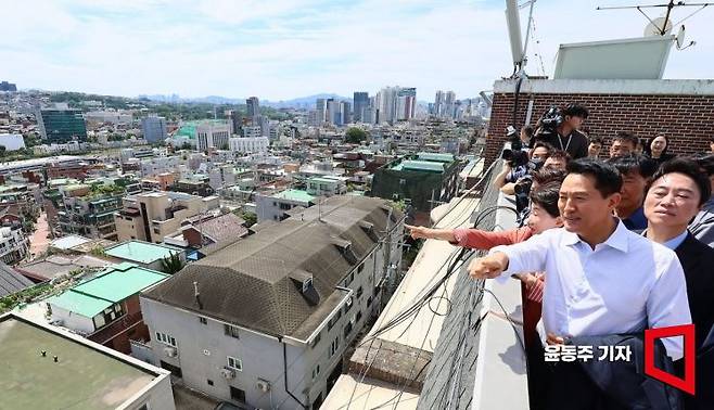 서울시가 재개발, 재건축 등 정비사업 활성화를 위해 규제 완화에 속도를 내고 있다. 오세훈 서울시장이 용산구 서계·청파동 일대 정비사업 현장을 방문해 현황을 점검하고 있다.