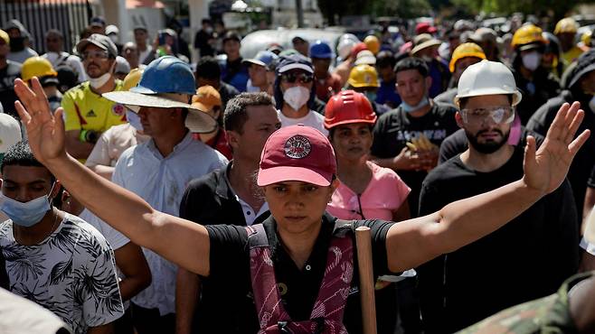 칼리의 건물 붕괴 현장에서 생존자 수색 작업이 이어지고 있다