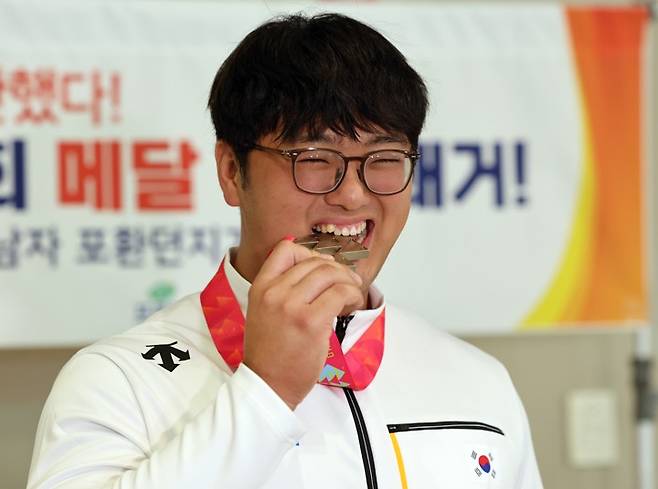 세계육상연맹(WA) 20세 이하(U-20) 세계선수권대회 남자 포환던지기에서 은메달을 획득한 '토르' 박시훈이 11일 인천국제공항 2터미널을 통해 귀국한 뒤 취재진을 향해 포즈를 취하고 있다. 2026.8.11 [연합뉴스]