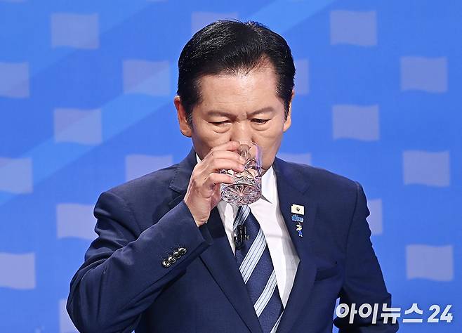 정청래 더불어민주당 당대표 후보가 12일 서울 목동 SBS에서 열린 당대표 후보자 토론회를 준비하고 있다. [사진=곽영래 기자]