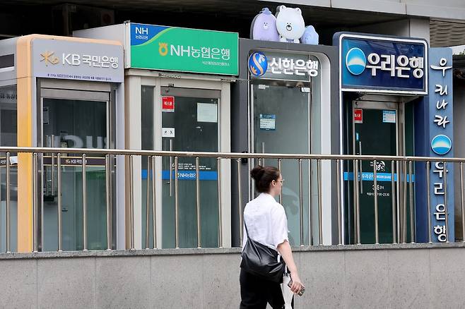 서울 용산구의 시중은행 ATM기기 앞으로 한 여성이 지나가고 있다. 뉴스1