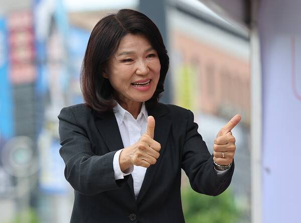 ▲국민의힘 이진숙 대구 달성군 국회의원 보궐선거 당선인이 6월4일 대구 달성군 선거사무소 앞에서 당선 인사를 하고 있다. ⓒ연합뉴스