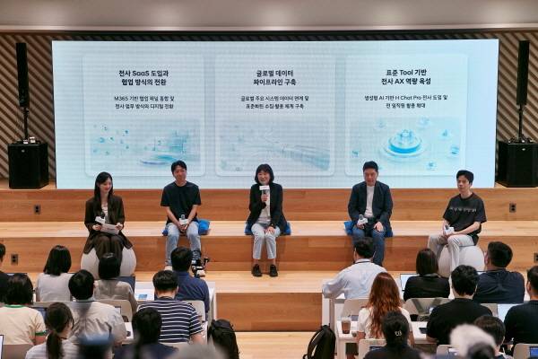 12일 ‘현대차그룹 AX 성과 발표회’에서 (왼쪽부터) 현대차 제네시스고객경험팀 장영석 책임매니저, 현대차·기아 ICT담당 진은숙 사장, 정보보안2실 이상홍 상무, 웹프론트엔드개발팀 서창윤 책임매니저가 발표하는 모습 [사진 제공=현대차그룹]