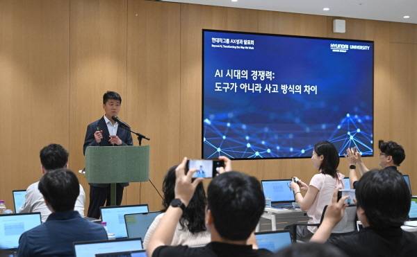 12일 ‘현대차그룹 AX 성과 발표회’에서 현대오토에버 류석문 대표가 ‘바이브 코딩(Vibe Coding)’ 실습 세션을 진행하는 모습 [사진 제공=현대차그룹]