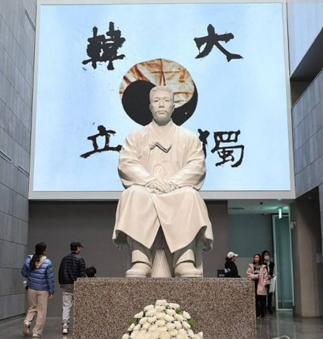 서울 중구 남산공원의 안중근의사기념관 로비에 있는 안 의사 좌상.