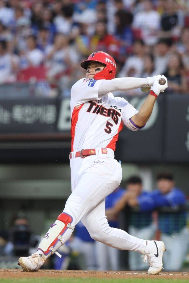 KIA 타이거즈 김도영이 11일 광주 KIA챔피언스필드에서 열린 삼성 라이온즈와의 홈 경기서 타격하고 있다./KIA 타이거즈 제공