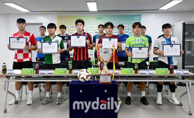 2026년 8월 12일 오후 경상남도 합천공설운동장 대회의실에서 '제21회 1.2학년 대학축구연맹전(한.일 교류전 선발)' 개막 미디어데이가 열렸다.각 팀 대표 선수들이 출사표를 들고 인사하고 있다./합천공설운동장=유진형 기자