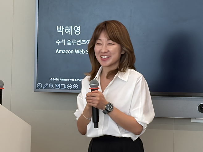 박혜영  AWS 코리아 수석 솔루션즈 아키텍트(SA)가 12일 서울 강남구 AWS코리아 사옥에서 개최한 ‘AWS 아마존 퀵 기자간담회 및 핸즈온 세션’에 참석해 발언하는 모습 [AWS 제공]