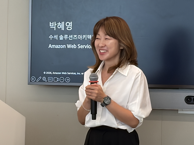 박혜영  AWS 코리아 수석 솔루션즈 아키텍트(SA)가 12일 서울 강남구 AWS코리아 사옥에서 개최한 ‘AWS 아마존 퀵 기자간담회 및 핸즈온 세션’에 참석해 발언하는 모습 [AWS 제공]