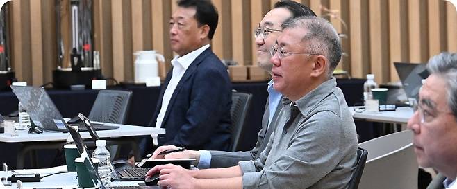 올해 상반기 정의선(오른쪽) 현대차그룹 회장이 주요 경영층과 함께 바이브 코딩 교육을 받고 있다. [현대차그룹 제공]