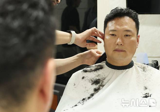 [서울=뉴시스] 최진석 기자 = 신병교육대 입소를 앞둔 천하람 개혁신당 원내대표가 12일 여의도 국회 미용실에서 머리를 자르고 있다.국회 국방위원회 소속인 천 원내대표는 이날 2박3일 일정으로 충남 논산 육군 27신병교육연대에 입소해 현역 국회의원 처음으로 훈련병 신분으로 신병교육을 받는다. 2026.08.12. myjs@newsis.com