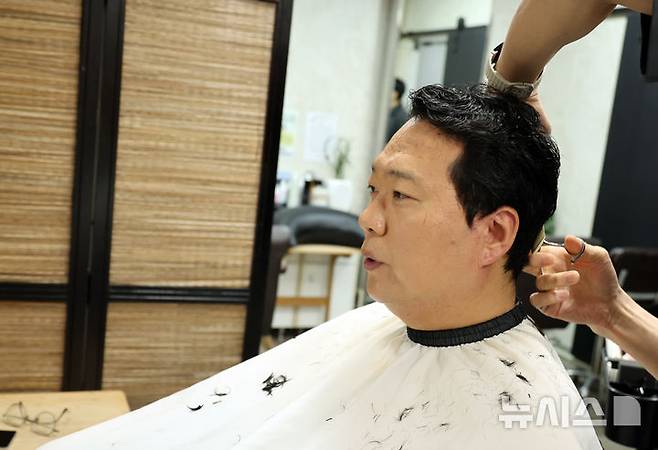[서울=뉴시스] 최진석 기자 = 신병교육대 입소를 앞둔 천하람 개혁신당 원내대표가 12일 여의도 국회 미용실에서 머리를 자르고 있다.국회 국방위원회 소속인 천 원내대표는 이날 2박3일 일정으로 충남 논산 육군 27신병교육연대에 입소해 현역 국회의원 처음으로 훈련병 신분으로 신병교육을 받는다. 2026.08.12. myjs@newsis.com